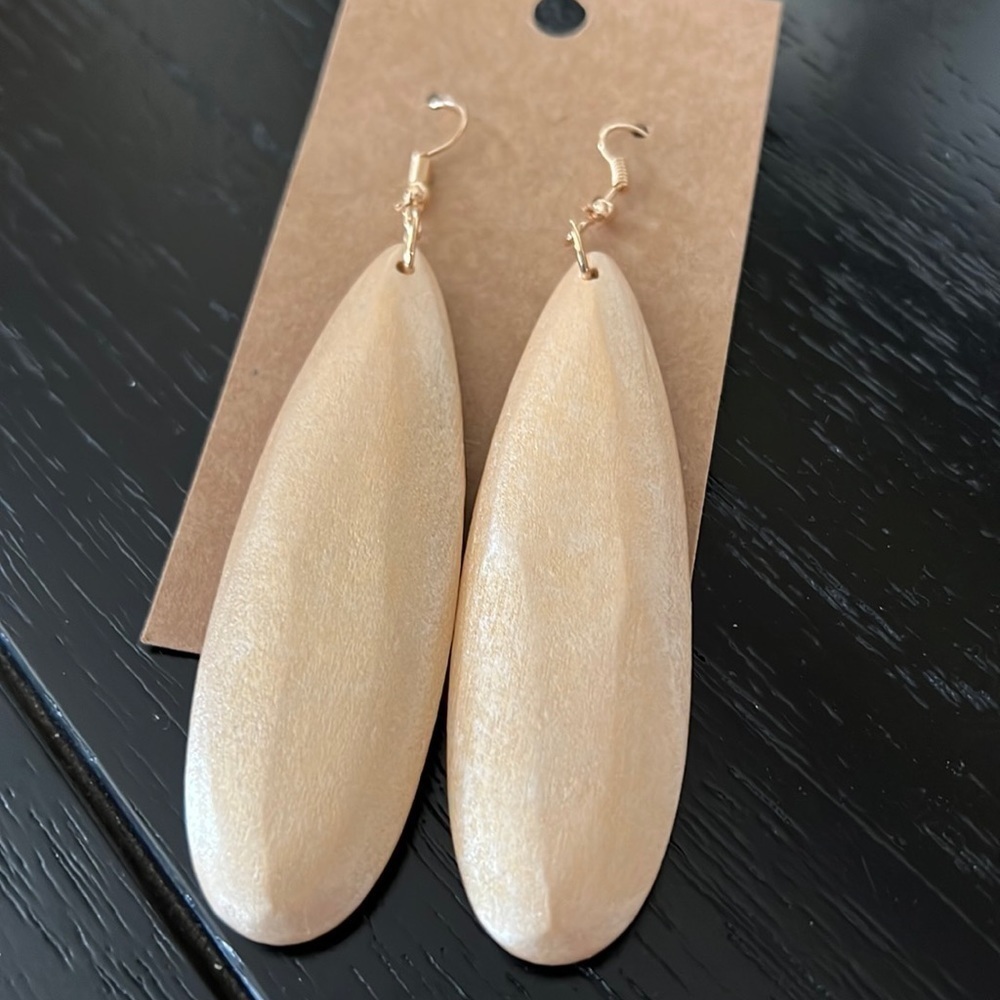 Natural color boho style wood earrings-NWT